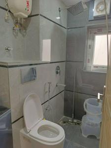 Koupelna v ubytování BnBBuddy Executive Studio Apt in West Delhi 720
