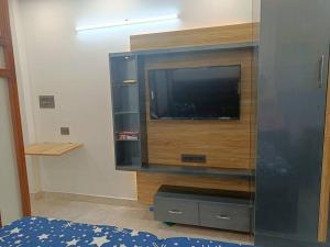 TV a/nebo společenská místnost v ubytování BnBBuddy Executive Studio Apt in West Delhi 720