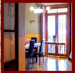 Penáguila的住宿－Casa Valor，一间带桌子和蓝色椅子的用餐室