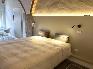 ein Schlafzimmer mit einem großen Bett in einem Zimmer in der Unterkunft Fontebranda Nest in Siena