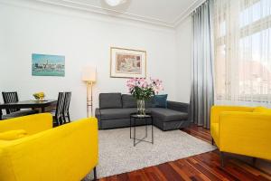 Fotografie z fotogalerie ubytování Charming Apartment with Balcony in Pařížská street with Free Garage v Praze