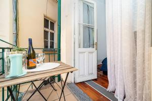 Fotografie z fotogalerie ubytování Charming Apartment with Balcony in Pařížská street with Free Garage v Praze