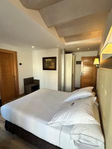 Postel nebo postele na pokoji v ubytování Antídoto Rooms Zocodover Check-in on line