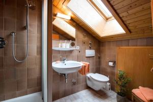 La salle de bains est pourvue d'un lavabo, de toilettes et d'une lucarne. dans l'établissement Landhaus Bachtelmühle, à Bolsterlang