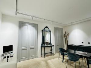een woonkamer met een tafel en een spiegel bij La Dépendance Hotel in Noto