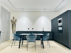 une salle à manger avec une table et des chaises bleues dans l'établissement La Dépendance Hotel, à Noto
