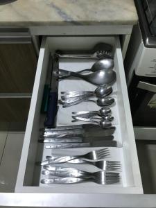 un cajón lleno de utensilios de plata en una cocina en Cond Clube em Piedade noCarnaval, en Recife