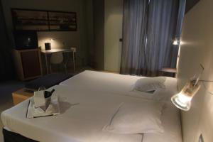 フェロルにあるHotel Almiranteのベッドルーム(白い大型ベッド、ランプ2つ付)