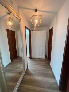 a hallway with a mirror and a hallway with doors at 500 Meter vom Bahnhof entfernt in Fellbach