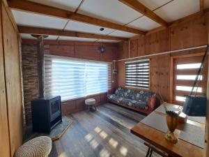 a living room with a couch and a tv at Cabaña Trafún in Cochrane