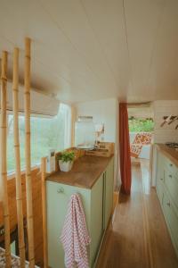 een keuken met een aanrecht in een tiny house bij The Amazing Inácio Bus converted home in Sintra
