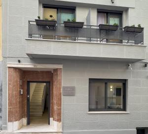 un edificio con 2 balcones y una escalera. en Phaedrus Living: The Nine Muses Euterpe, en Atenas