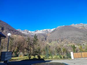 - Vistas a una cordillera desde el aparcamiento en l'orée du bois appartement t3, en Cauterets