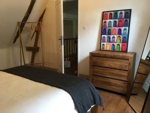 BaneuilにあるPeace In France boutique Giteのベッドと壁に絵が飾られた寝室