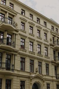 uma fachada de um edifício com janelas em The Bank Poznan Apartments em Poznań