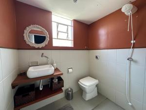 een badkamer met een wastafel en een toilet bij Villa do Aconchego · Próxima ao centro São João da Boa Vista · Casa inteira in São João da Boa Vista