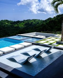 Piscina de la sau aproape de Silk Cotton Cottages