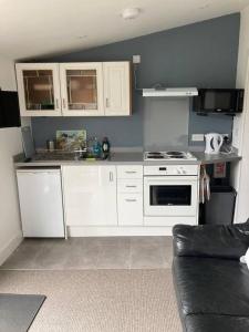 Η κουζίνα ή μικρή κουζίνα στο Praa Sands - Apartment - Sleeps 2 - Parking