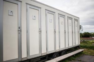 een witte trailer met vier deuren bovenop bij Glamping at Hay Festival in Hay-on-Wye