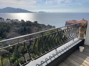 balkon z widokiem na ocean w obiekcie Vu sur mer corniche w Marsylii