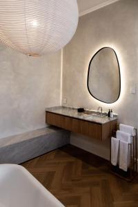 W łazience znajduje się umywalka i lustro. w obiekcie NOAH House w Kapsztadzie