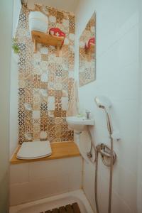 een badkamer met een toilet, een wastafel en een douche bij The Amazing Inácio Bus converted home in Sintra