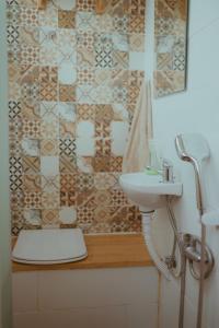 een badkamer met een wastafel en een douche bij The Amazing Inácio Bus converted home in Sintra