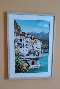 oprawione zdjęcie wybrzeża Amalfi w obiekcie Apartament Warszawska we Włocławku