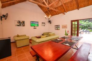 sala de estar con mesa de madera y sofá en The Little Outlook, en Victoria Falls