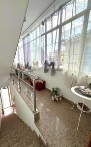 Cette chambre dispose d'un escalier, de fenêtres et d'une table. dans l'établissement Borgata Mazzarelli 2, à Marina di Ragusa