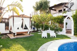 a backyard with a swing and a swimming pool at Placer de Meca in Zahora