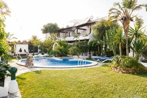 a house with a swimming pool in a yard at Placer de Meca in Zahora