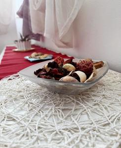 une assiette de nourriture au-dessus d'une table dans l'établissement Borgata Mazzarelli 2, à Marina di Ragusa