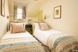 Кровать или кровати в номере Bughtrig Cottage