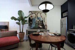 Art & Design Studio Ipanema في ريو دي جانيرو: غرفة معيشة مع طاولة وأريكة