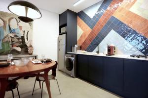 eine Küche mit einem Tisch und einer Waschmaschine in der Unterkunft Art & Design Studio Ipanema in Rio de Janeiro