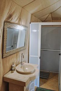 Ένα μπάνιο στο Camel Trips Luxury Camp