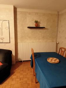 una mesa con un mantel azul y un plato en ella en Appartement en Bresse, 