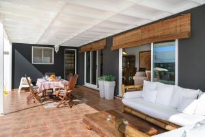 salon z białą kanapą i stołem w obiekcie Villa Golf Lanzarote w Costa Teguise