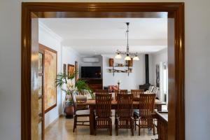 科斯塔特吉塞的住宿－Villa Golf Lanzarote，用餐室以及带桌椅的起居室。