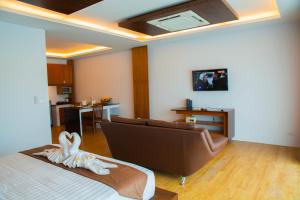 En TV eller et underholdningssystem på Phi Phi Cliff Beach Resort-SHA Plus