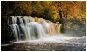 une cascade au milieu d'une rivière dans l'établissement James' Place at Dowlais, à Merthyr Tydfil