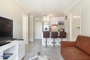Cape Town的住宿－The Paragon 317 by HostAgents，带沙发的客厅和厨房