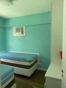 une chambre d'hôpital avec un lit et un four micro-ondes dans l'établissement Apto no Condominio Porto Real Resort, à Mangaratiba