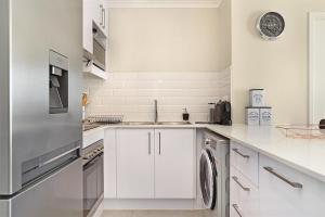 Cape Town的住宿－The Paragon 317 by HostAgents，白色的厨房配有水槽和洗碗机