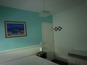 マンガラチバにあるApto no Condominio Porto Real Resortの青い壁のベッドルーム1室(ベッド1台付)