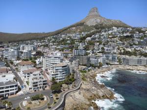 een uitzicht op een stad met een berg bij Seacliffe 502 by HostAgents in Kaapstad