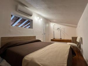 um quarto com uma cama grande e uma janela em M'AMA apartment em Ficarazzi