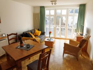 sala de estar con mesa y sofá en Appartements im Weingut Frieden-Berg, en Nittel