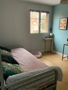 מיטה או מיטות בחדר ב-Appartement calme - Parking - Métro